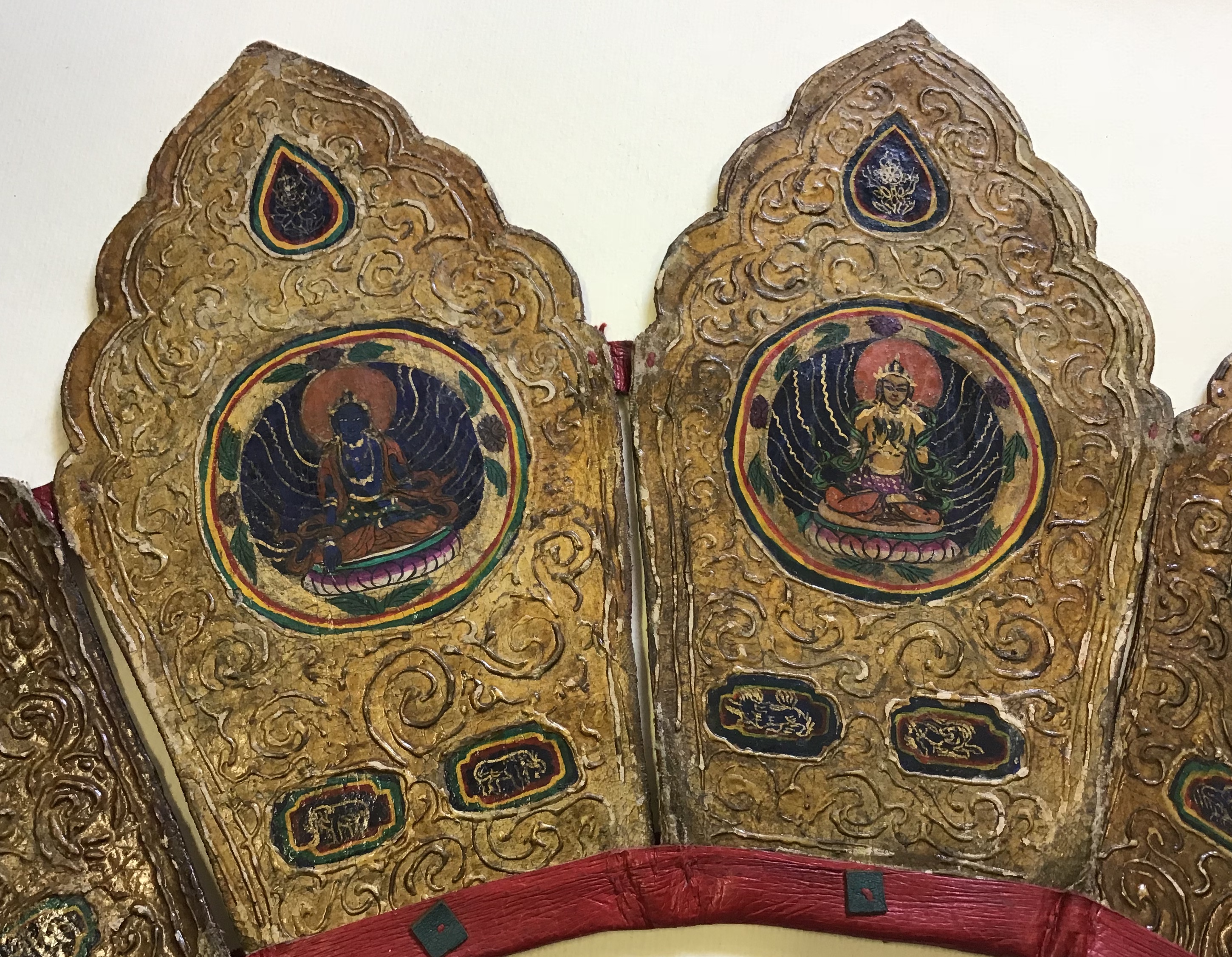 Bamyan Mobili e Oggetti d'Arte Orientale - Etnografia - Copricapo - cuoio e stoffa - Tibet - dimensioni cm.:56 x 21