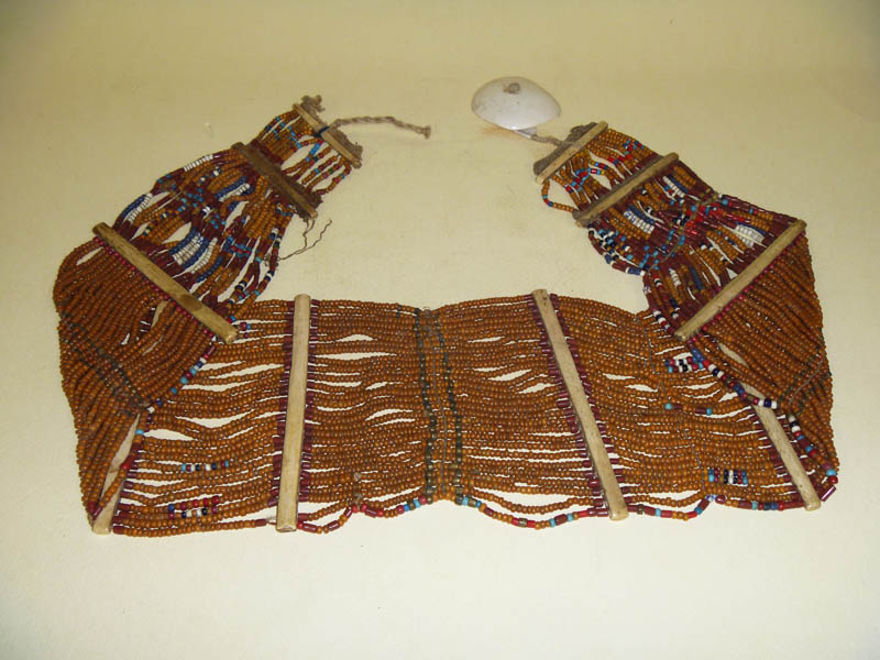 Bamyan Mobili e Oggetti d'Arte Orientale - Etnografia - Cintura Naga - perline e osso - Nagaland - dimensioni cm.85 x 13