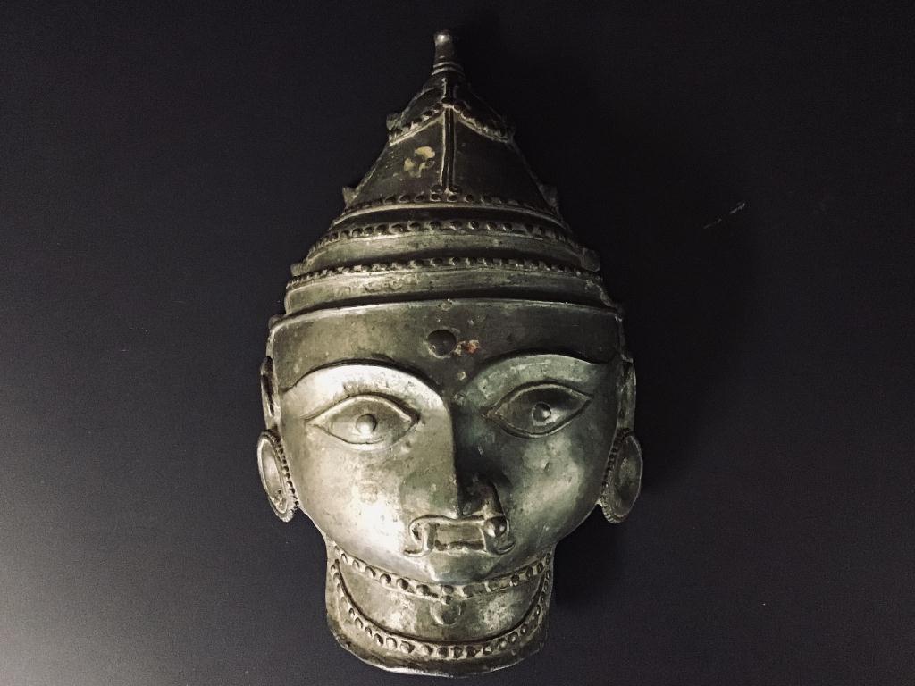 Bamyan Mobili e Oggetti d'Arte Orientale - Etnografia – Testa Bhairava in bronzo- India - Dimensioni cm: 31 x 17,50 x 10