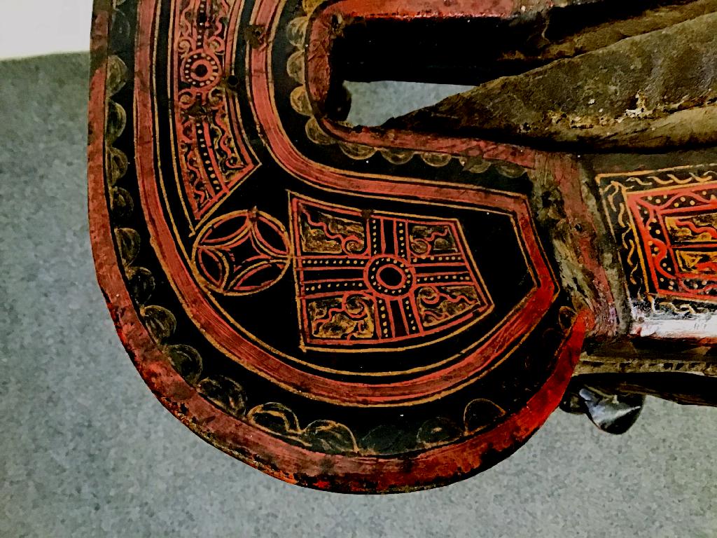 Bamyan Mobili e Oggetti d'Arte Orientale - Etnografia -Sella yi-Sichuan Cina- Dimensioni : H.cm 44x29x24