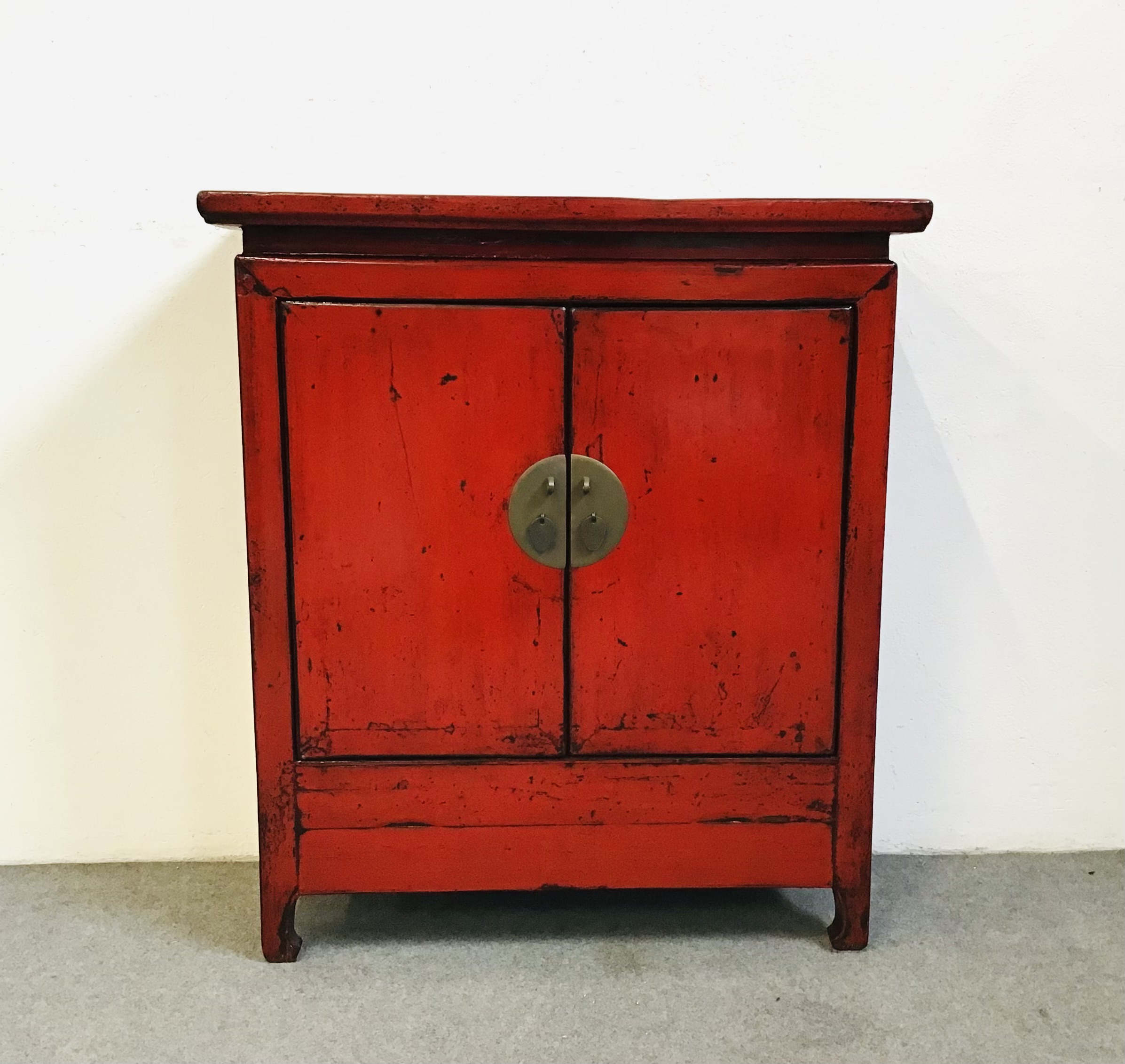 Armadietto laccato rosso